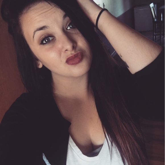 Profile Picture of Jannae Fleener (@jannaedawn) on Poshmark