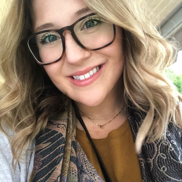Profile Picture of Katie Frankiewicz (@katie_frankie) on Poshmark