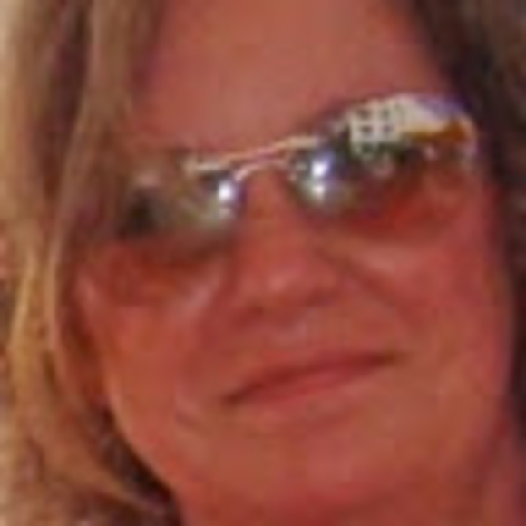 Profile Picture of Cindy Franklin (@cinter7300) on Poshmark