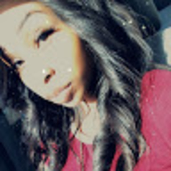 Profile Picture of Shayy Andrews (@shayya00) on Poshmark