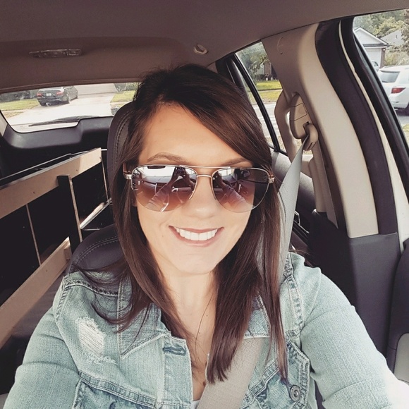 Profile Picture of Stephanie Cordova (@stephlcordova) on Poshmark