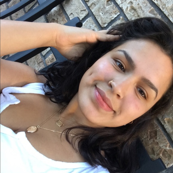 Profile Picture of Lea Martinez (@martinezlea70) on Poshmark