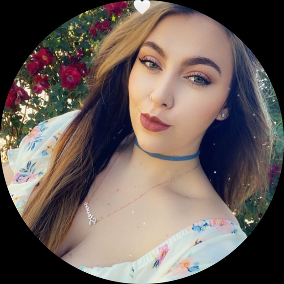 Profile Picture of Shannon Mavrolas (@cameraang) on Poshmark
