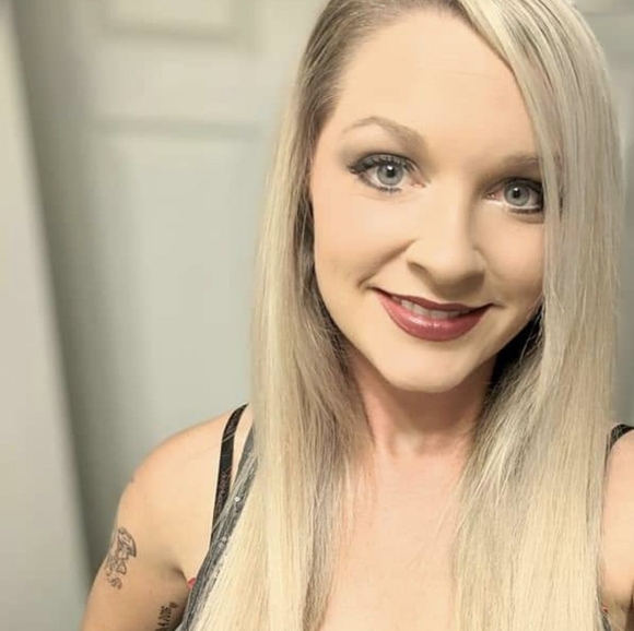 Profile Picture of Emily Mungia (@emilymungia) on Poshmark