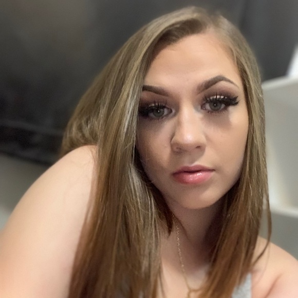 Profile Picture of Joelie Crisp (@joeliec) on Poshmark