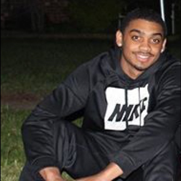 Profile Picture of Rudy Thompson (@rudyiv4) on Poshmark
