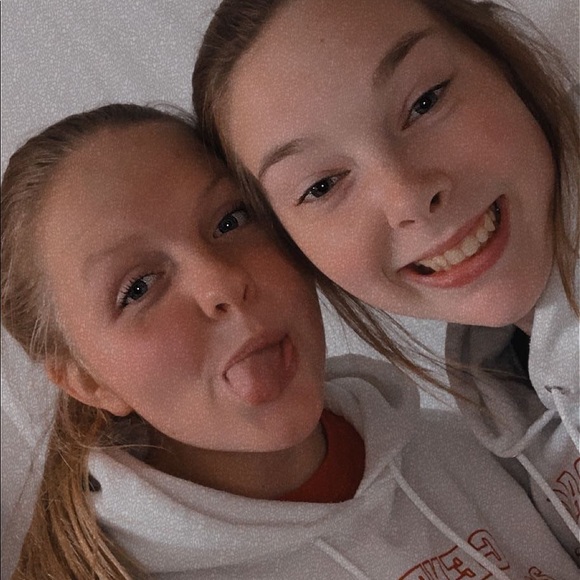 Profile Picture of Miranda Larson (@mirandalarson23) on Poshmark