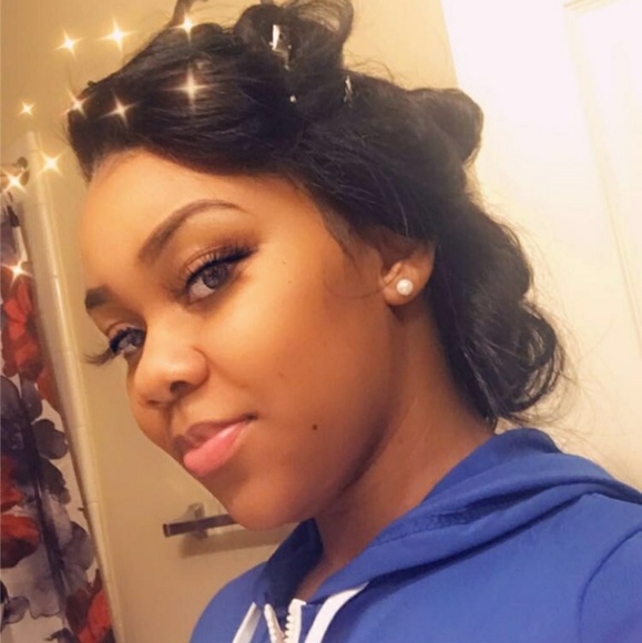 Profile Picture of Chandranique Bush (@chandraniqueb) on Poshmark