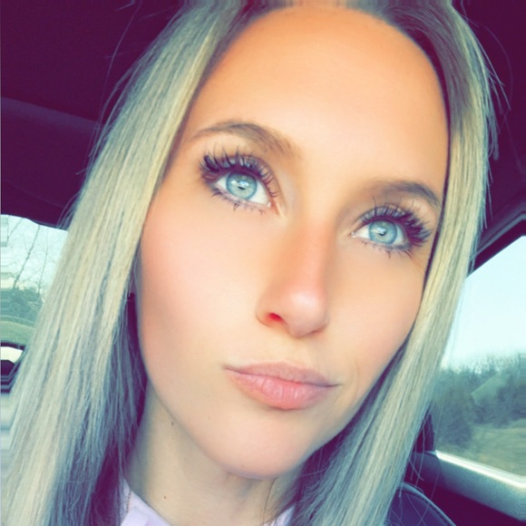 Profile Picture of Amanda Hamm (@ahamm0329) on Poshmark