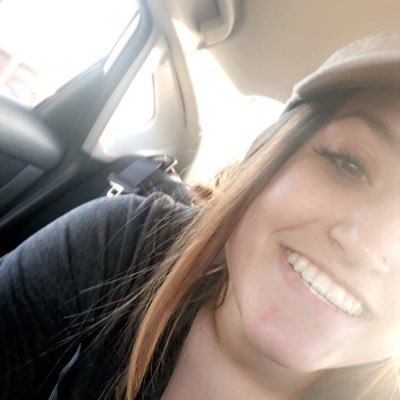 Profile Picture of Lin 😈 (@LindyMollock) on Twitter