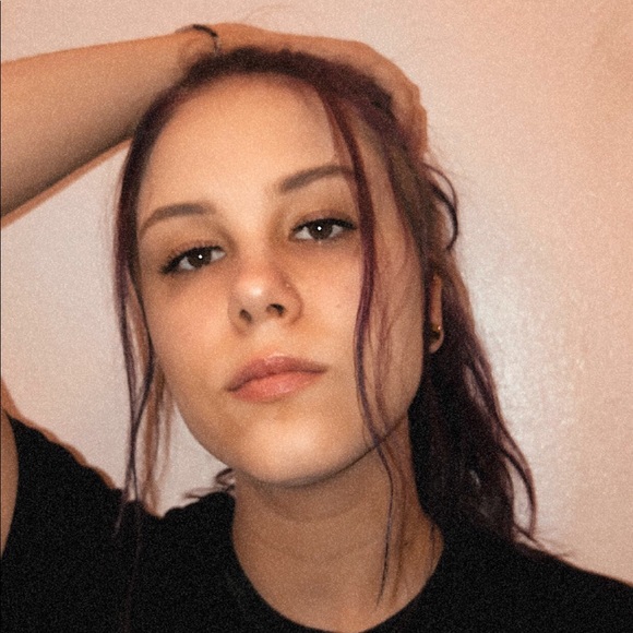 Profile Picture of Ava Steele (@peachykeen7448) on Poshmark