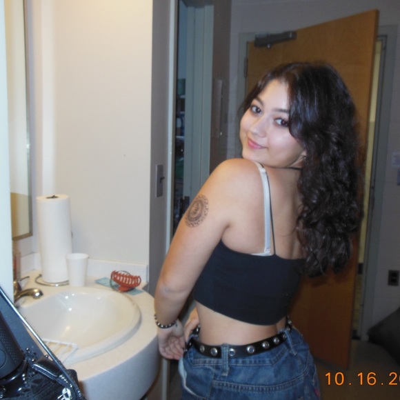 Profile Picture of Mia Mirabile (@mia_mirabile) on Poshmark