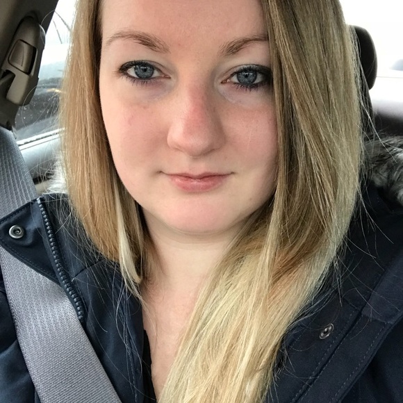 Profile Picture of Heather Ferraiuolo (@hwoodfotd) on Poshmark