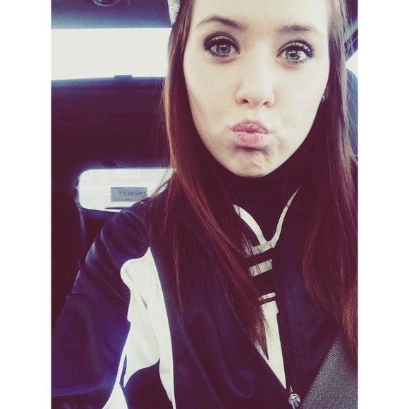 Profile Picture of Danielle Mathis (@daniellemath) on Poshmark