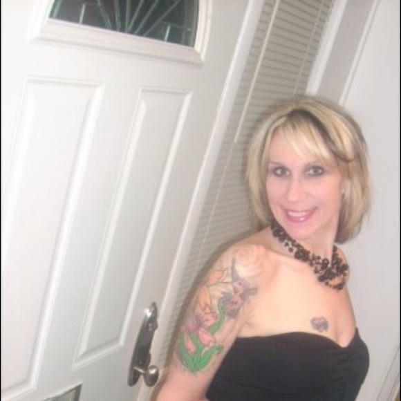 Profile Picture of Lisa Damgaard (@ldamgaard) on Poshmark