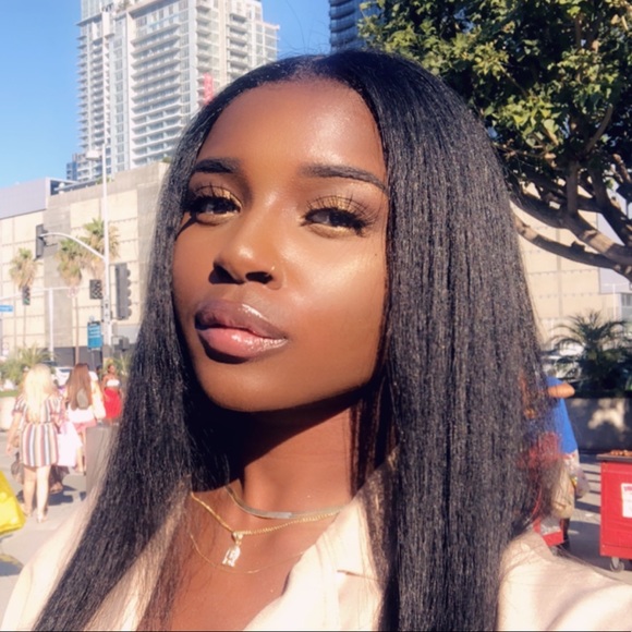 Profile Picture of Simone Young (@_simoneyoung) on Poshmark