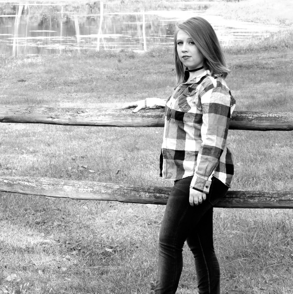 Profile Picture of Lauren Salger (@laurensalger) on Poshmark