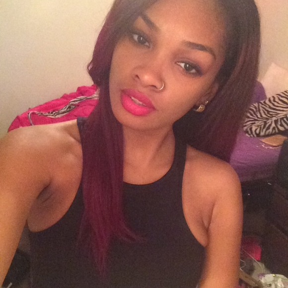 Profile Picture of Anna Lifschultz (@annoelsa) on Poshmark