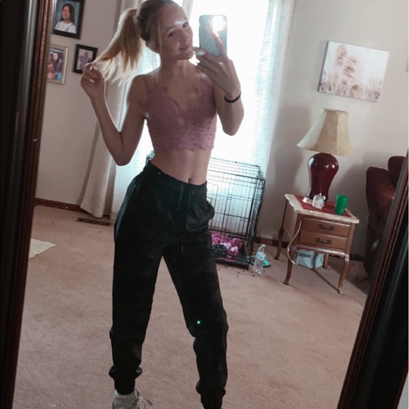 Profile Picture of Samantha Haner (@smmy123) on Poshmark