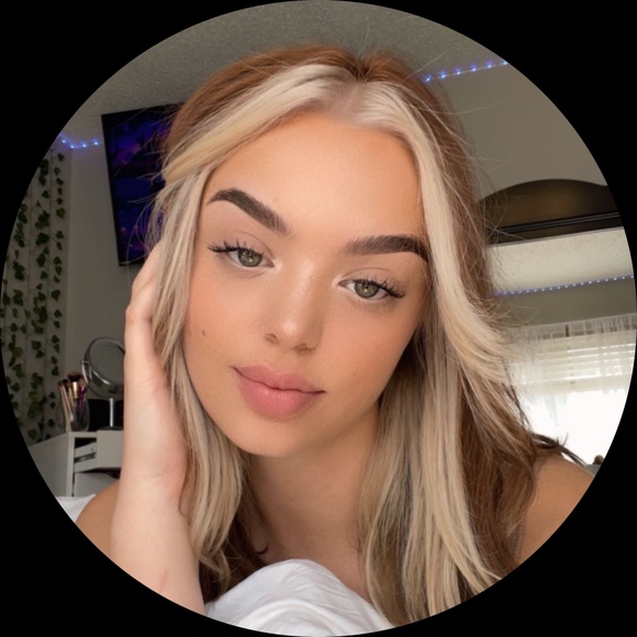 Profile Picture of Kayla Schwinghamer (@kaylaschwing) on Poshmark