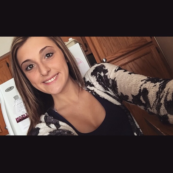 Profile Picture of Lindsey Kern (@lindsss233) on Poshmark