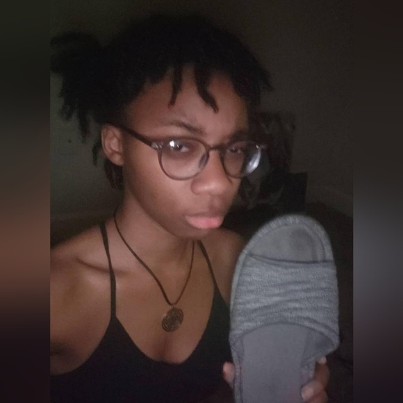 Profile Picture of Simone Poole (@franx0be) on Poshmark