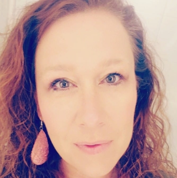 Profile Picture of Erin Wade (@frkled) on Poshmark