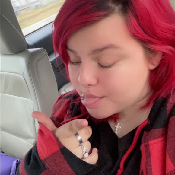 Profile Picture of Mea Girton (@meamakahla2102) on Poshmark