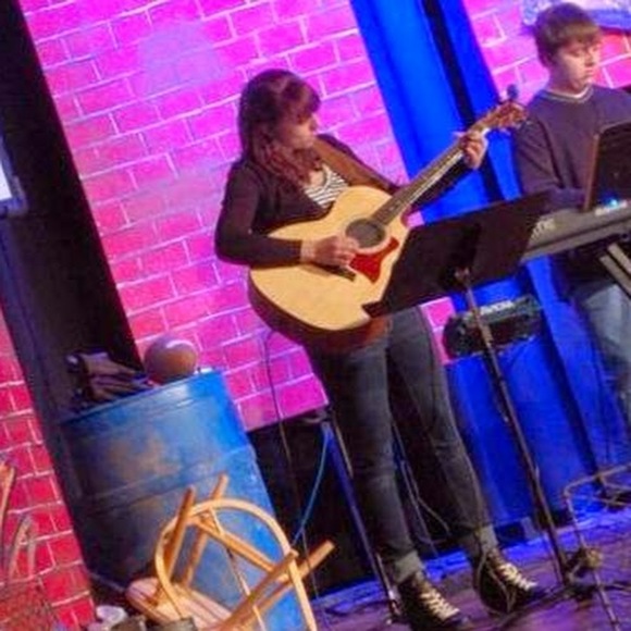 Profile Picture of Amara Checchio (@amarachecchio) on Poshmark