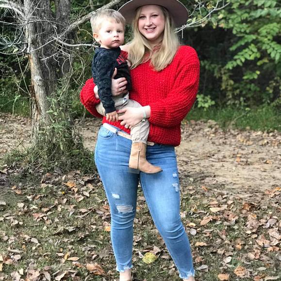 Profile Picture of Ashlee Quinn (@ashleemeridieth) on Poshmark