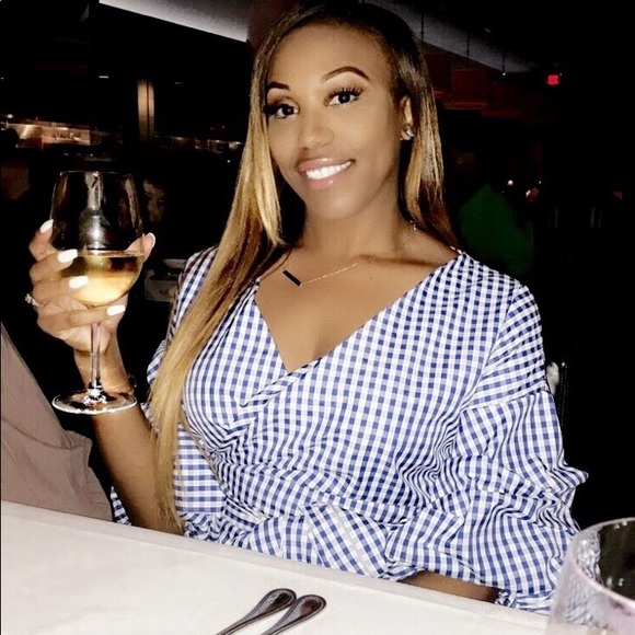 Profile Picture of Renee Maxwell (@black_swannnn) on Poshmark