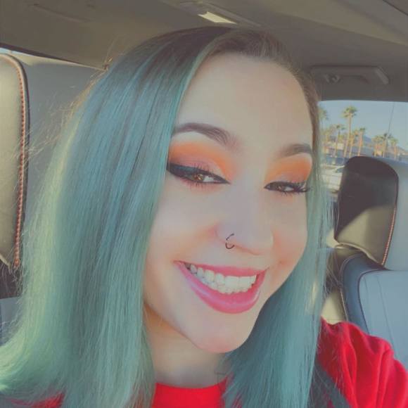 Profile Picture of Johna Hinnah (@johnagirl) on Poshmark