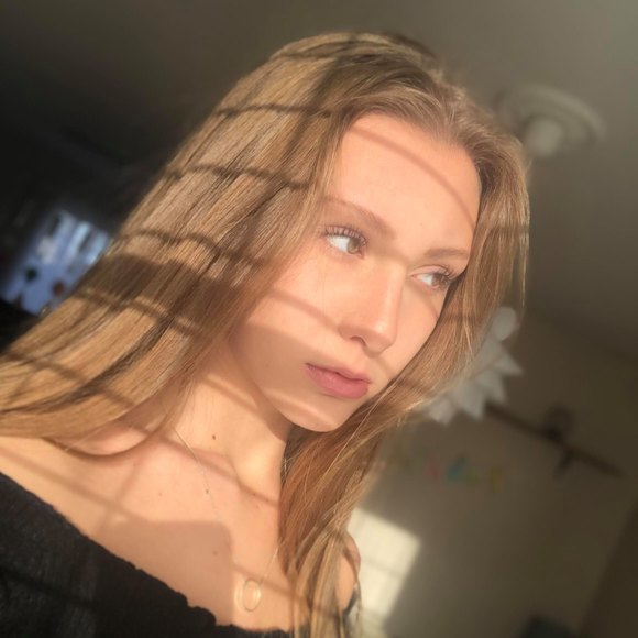 Profile Picture of Jasmine Nadeau (@jasminenadea511) on Poshmark