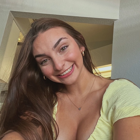 Profile Picture of Emily Guerreiro (@guerreiroemily) on Poshmark