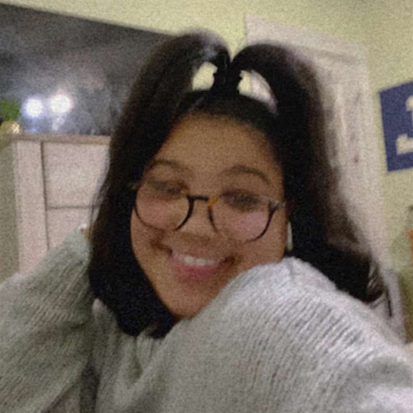 Profile Picture of Olivia Lopes (@lopesolivia097) on Poshmark