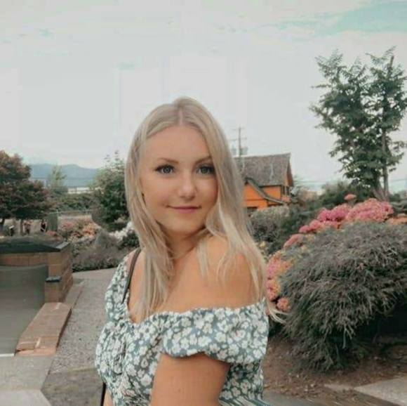 Profile Picture of Lucy Ryerson (@lucyryerson) on Poshmark