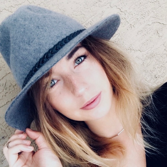 Profile Picture of Emily Ridenbaugh (@nextpast) on Poshmark