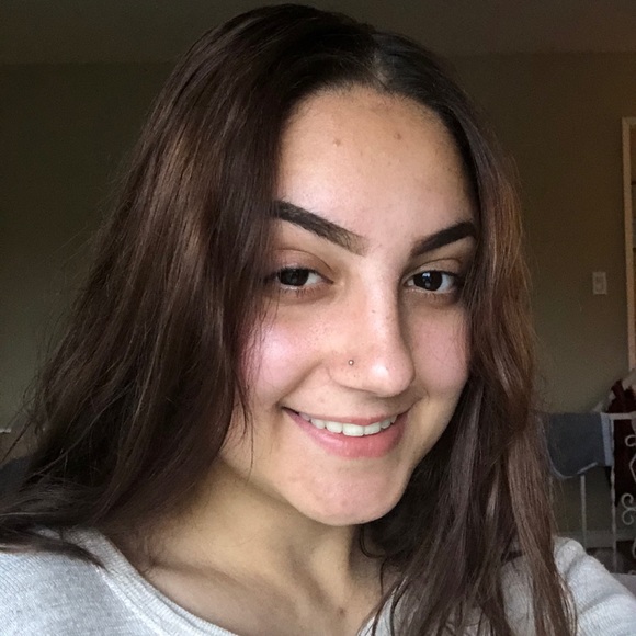 Profile Picture of Julia Andrews (@juliandrews_) on Poshmark