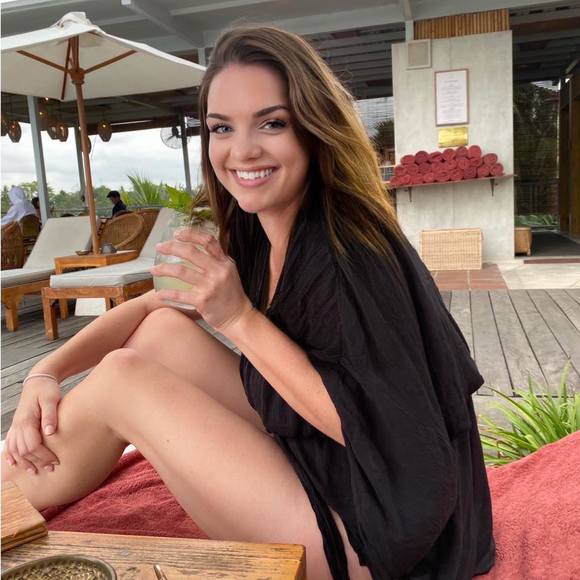 Profile Picture of Abby Hahn (@abbyhahn241) on Poshmark