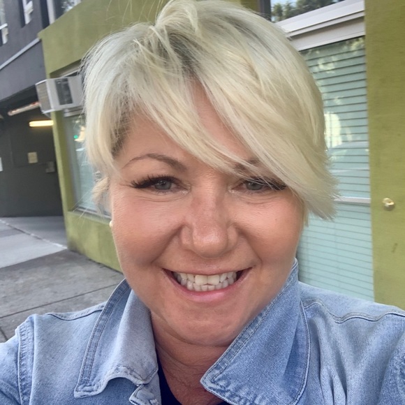 Profile Picture of Rhonda Sampert (@rhondasampert) on Poshmark