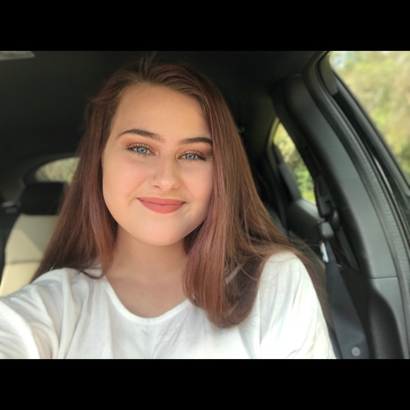 Profile Picture of Megan Alexander (@meganalexis_) on Poshmark