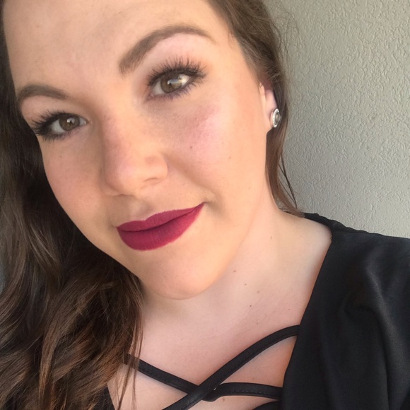 Profile Picture of Andrea Cloudas (@arupert90) on Poshmark