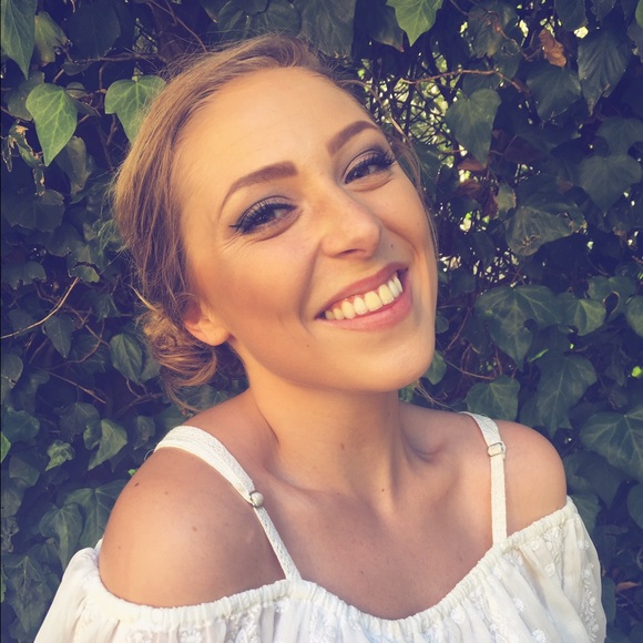 Profile Picture of Melissa Nichols (@melissaleigh418) on Poshmark