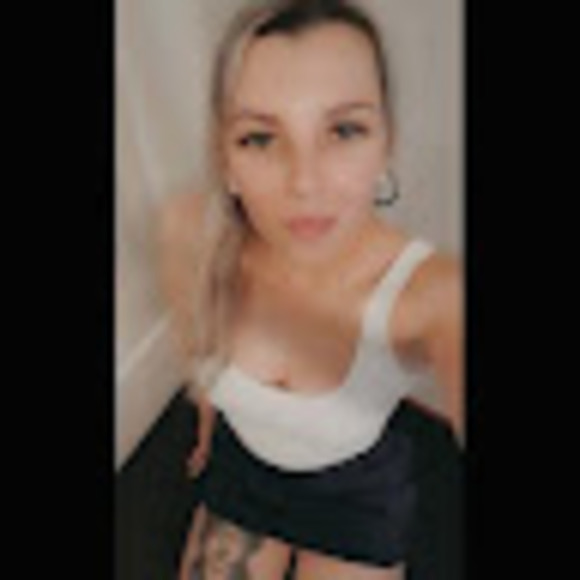 Profile Picture of Sadie Corrins (@sadiecorrins) on Poshmark