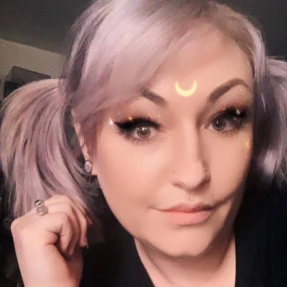 Profile Picture of Lisa Andrews (@xolisagory) on Poshmark