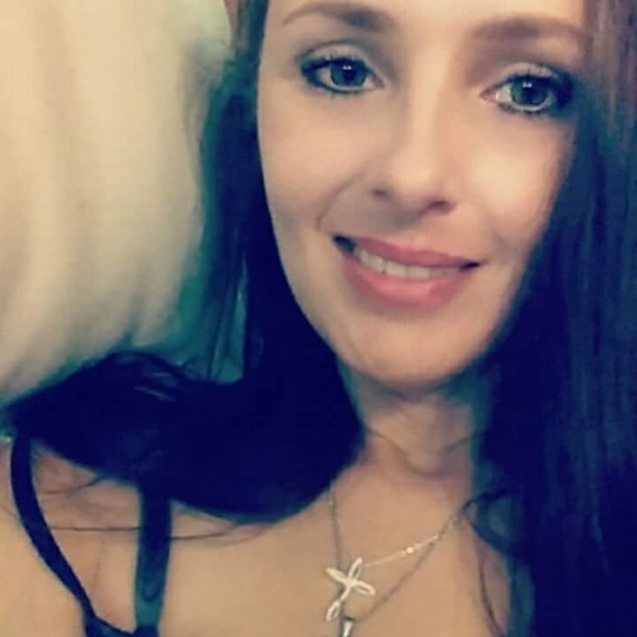 Profile Picture of Amber Redden (@amberredden) on Poshmark