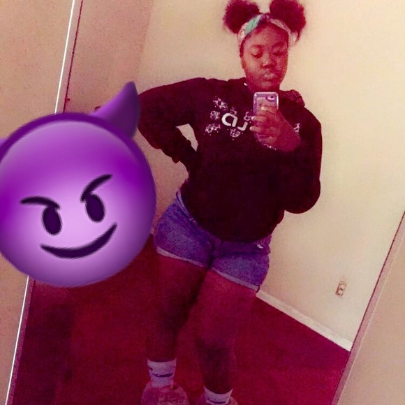 Profile Picture of Samantha Mathews (@sammy2gucci) on Poshmark