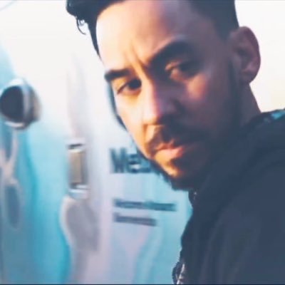 Profile Picture of A.🍍🌈 (@BroodingAnanas) on Twitter