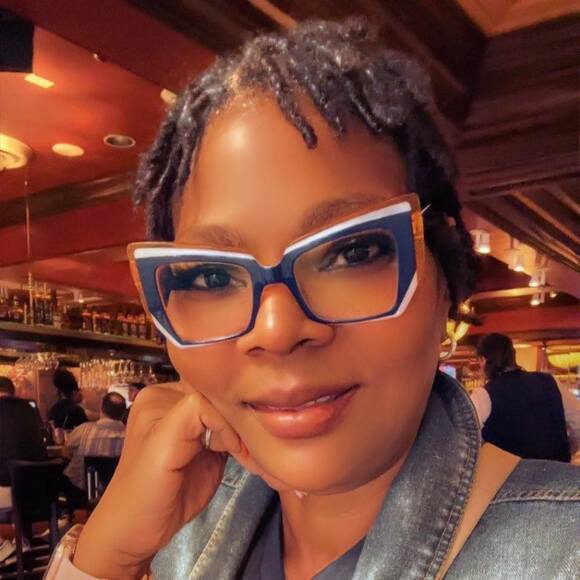 Profile Picture of Regina Lemons (@reginalemons205) on Poshmark