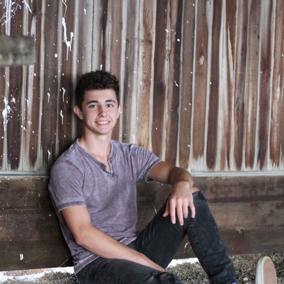 Profile Picture of Andrew Swartz (@andrewswartz1) on Poshmark